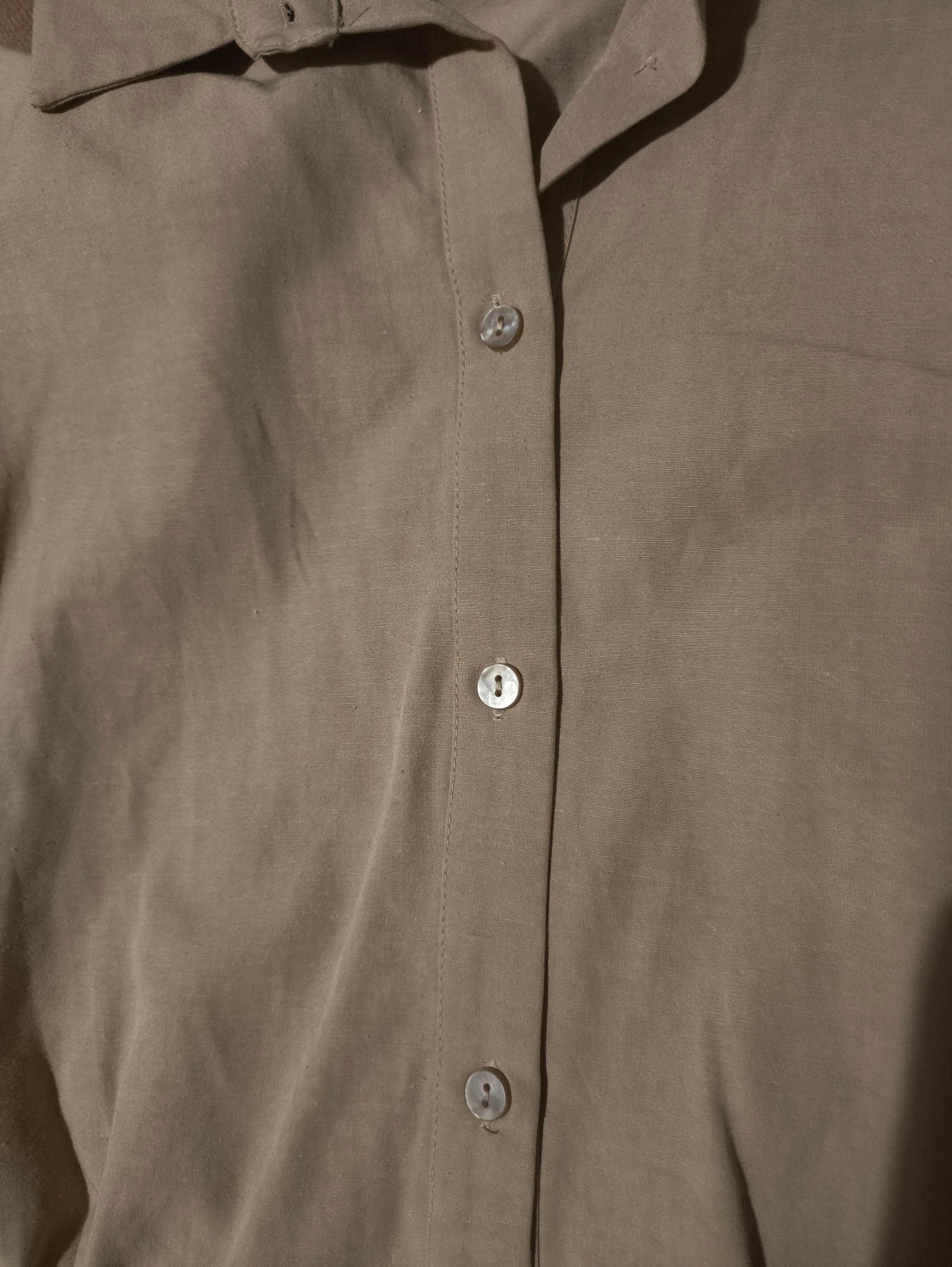 Camisa marrón con botones nácar  – photo 3